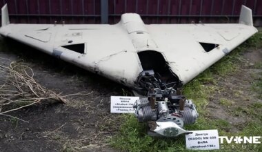 Dronu uzbrukumus Ukrainai krievi koordinē no Baltkrievijas. Antenas izvieto uz dzīvojamo māju jumtiem