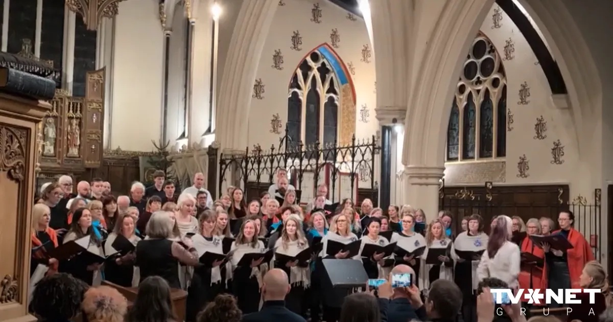 VIDEO ⟩ Latvieši ārzemēs ar kopīgu uzstāšanos svin Ziemassvētkus