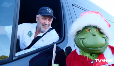 Sods vai sīpols? Policista Grinča Ziemassvētku akcija Floridā noliek pārkāpējus skarbas izvēles priekšā