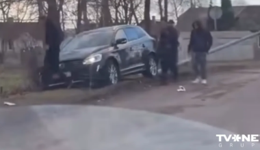 VIDEO ⟩ Mangaļsalā pārgalvīgi jaunieši nesavalda auto un avarē. Pēc tam pamet notikuma vietu