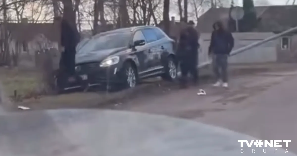 VIDEO ⟩ Mangaļsalā pārgalvīgi jaunieši nesavalda auto un avarē. Pēc tam pamet notikuma vietu