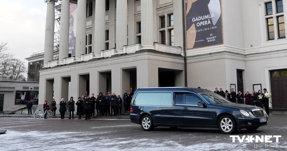 FOTO ⟩ Latvijas Nacionālajā operā atvadās no baletdejotāja, pedagoga un kinoaktiera Haralda Ritenberga