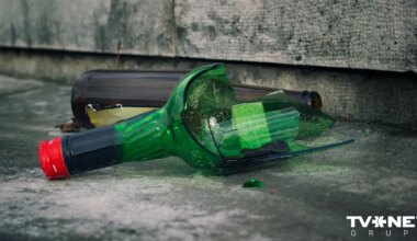 VIDEO ⟩ Vīrietis Mežciemā no dzērumā gūtām traumām noasiņo kāpņu telpā