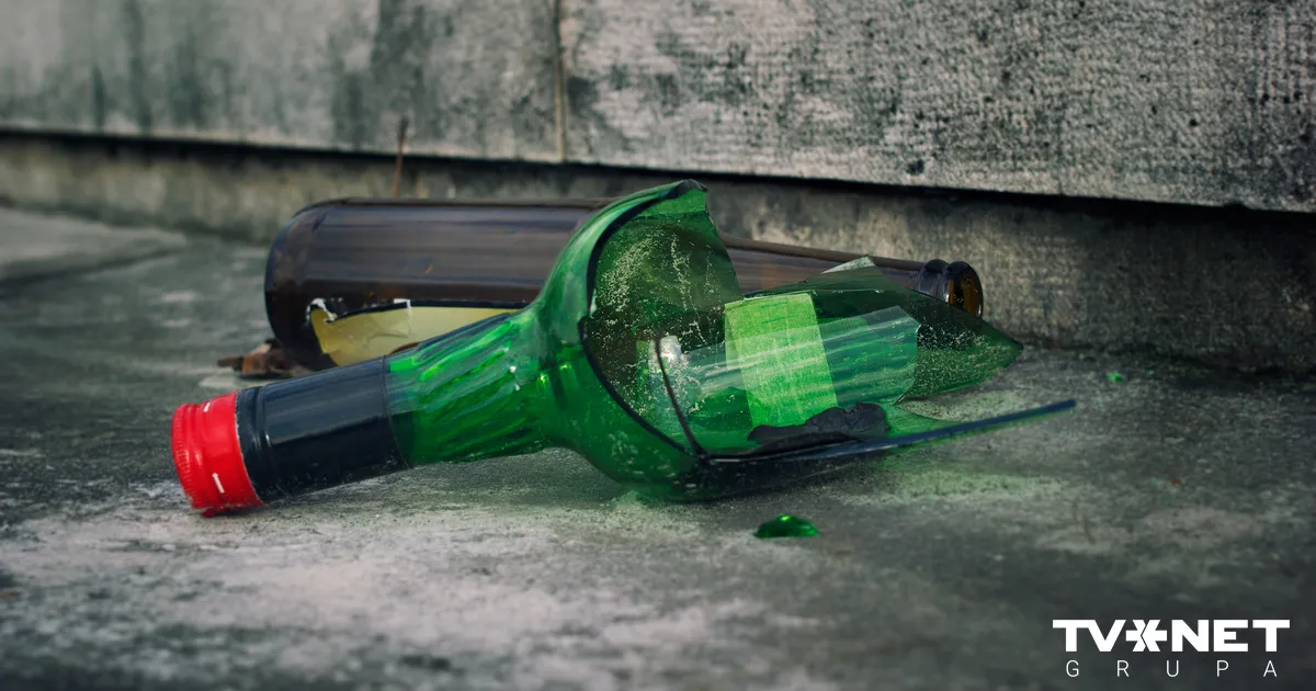 VIDEO ⟩ Vīrietis Mežciemā no dzērumā gūtām traumām noasiņo kāpņu telpā