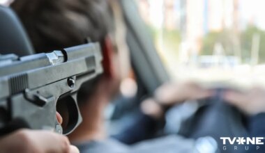 VIDEO ⟩ Iecavā piedzēries autobusa pasažieris strīda karstumā izdomā pielietot ieroci