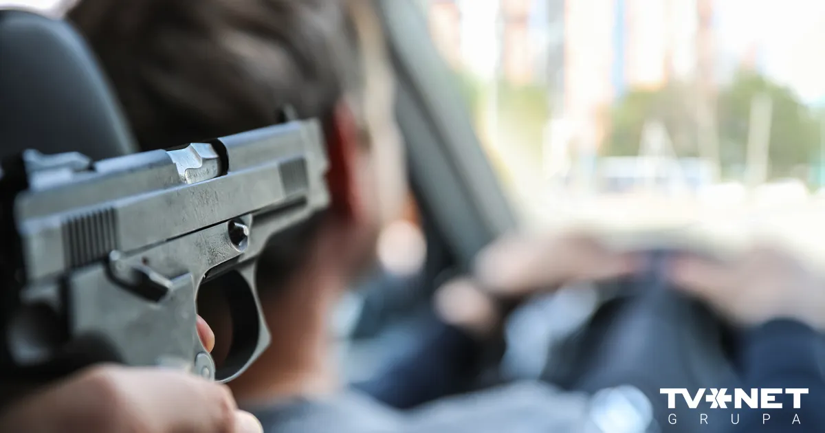 VIDEO ⟩ Iecavā piedzēries autobusa pasažieris strīda karstumā izdomā pielietot ieroci