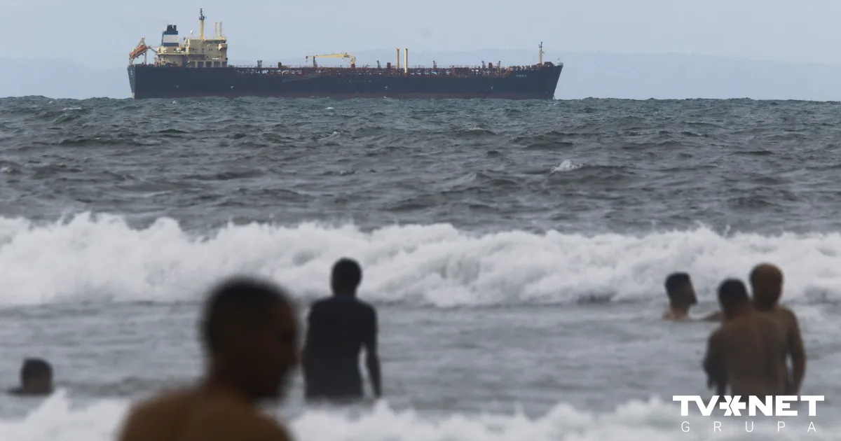 Karību jūrā uz ASV vajātā tankkuģa uzgleznots Krievijas karogs