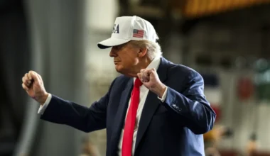 Tramps un Epstīna dokumenti. Kāpēc tie tik ļoti šūpo ASV prezidenta krēslu?