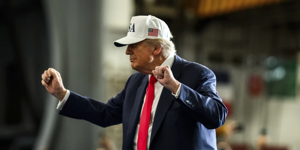 Tramps un Epstīna dokumenti. Kāpēc tie tik ļoti šūpo ASV prezidenta krēslu?