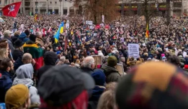 Lietuvā notiek vērienīgs protests: vairāk nekā 10 tūkstoši iestājas par sabiedriskā medija neatkarību