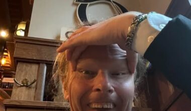 Somijas deputāts, atbalstot skaistumkaralieni, publicē foto, kurā izstiepj acis