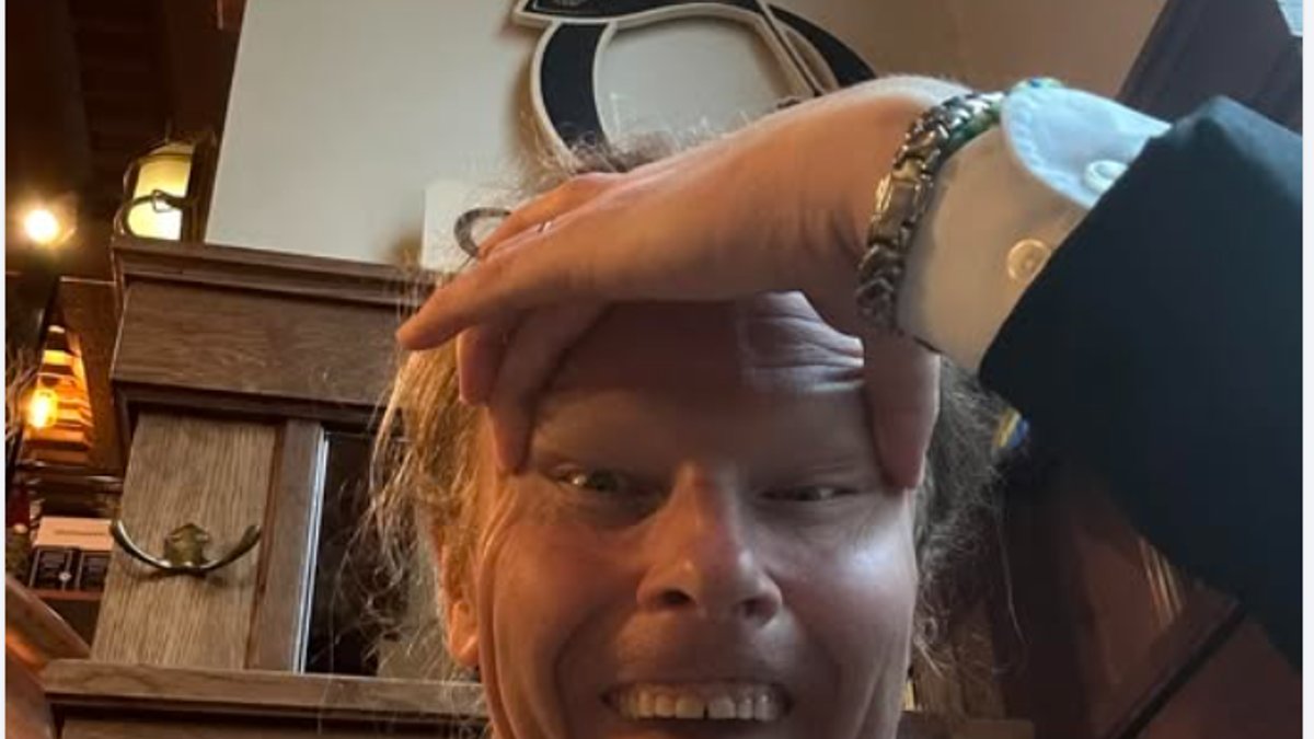 Somijas deputāts, atbalstot skaistumkaralieni, publicē foto, kurā izstiepj acis