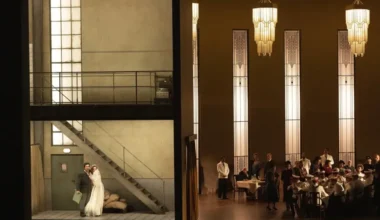 Šostakoviča “Lēdija Makbeta” atklāj La Scala jauno sezonu ar satriecošu vēstījumu