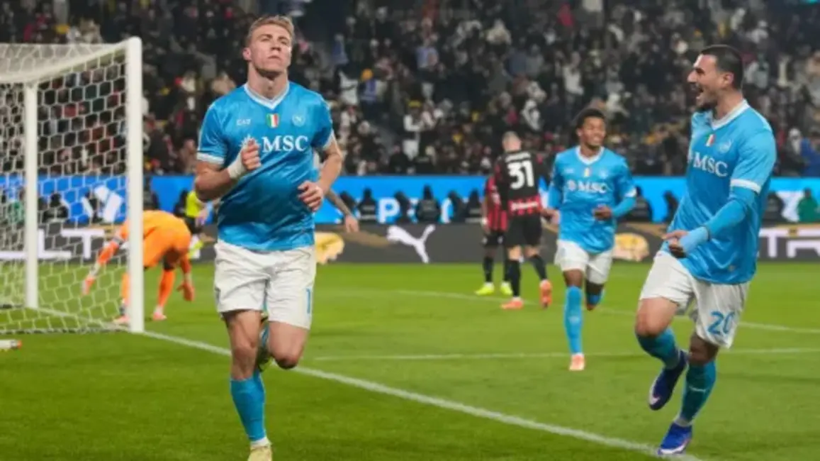 Neapolieši svešumā tiek Itālijas Superkausa finālā