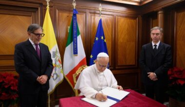 Pāvests negaidīti ierodas Itālijas Senāta bibliotēkā