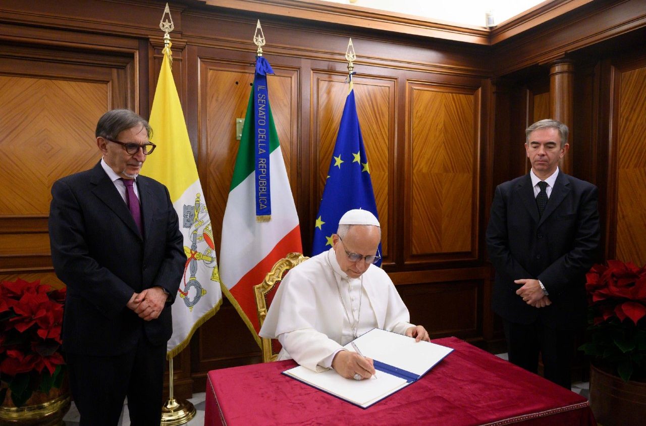 Pāvests negaidīti ierodas Itālijas Senāta bibliotēkā