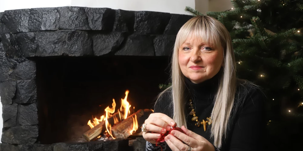 Dziesminiece Laila Ilze Purmaliete savu Rīgas dzīvokli poš ar pašas audzētu eglīti. FOTOGALERIJA