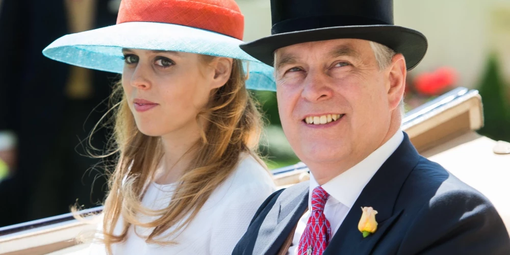 Princese Beatrise pirmo reizi Ziemassvētkos novēršas no vecākiem un viņus neapmeklēs. Māsa sekos viņas pēdās