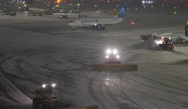 Somijā spēcīgs vējš iepūš divas lidmašīnas sniega kupenās - Jauns.lv