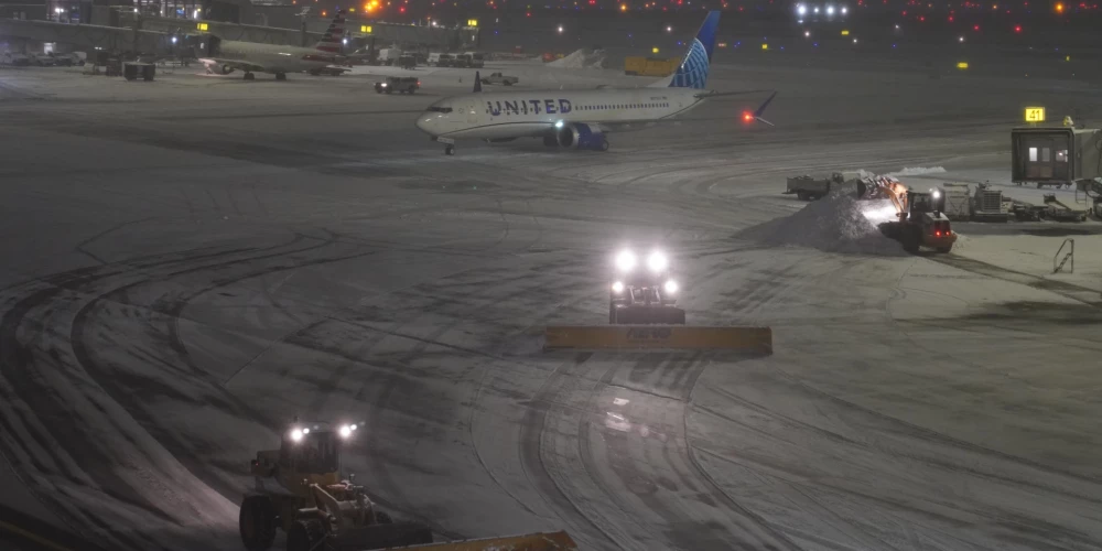 Somijā spēcīgs vējš iepūš divas lidmašīnas sniega kupenās - Jauns.lv