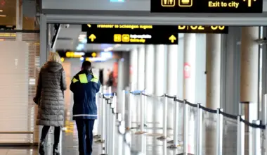 Lidostā “Rīga” aizturēti divi cilvēki ar aizliegumu izbraukt no valsts - Jauns.lv