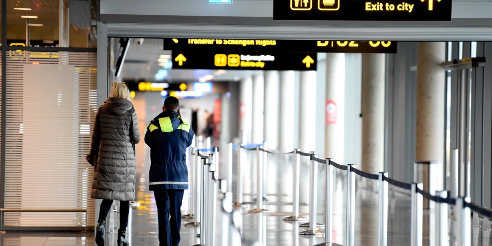 Lidostā “Rīga” aizturēti divi cilvēki ar aizliegumu izbraukt no valsts - Jauns.lv