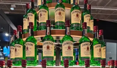 Pēc PTAC iebildumiem tirdzniecības centros demontētas “Jameson” pudeļu egles - Jauns.lv