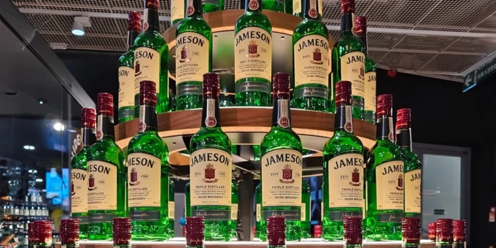 Pēc PTAC iebildumiem tirdzniecības centros demontētas “Jameson” pudeļu egles - Jauns.lv