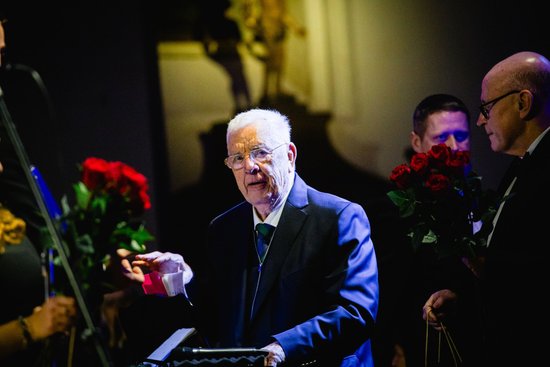 Koncerta "Manai dzimtenei" rīkotāji atbild uz Maestro kritiku par viņam veltītā lielkoncerta organizēšanu Koncerta "Manai dzimtenei" rīkotāji atbild uz Maestro kritiku par viņam veltītā lielkoncerta organizēšanu