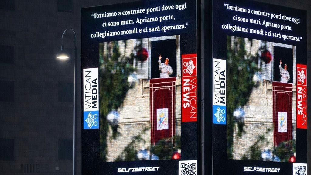 Roma: pāvesta vārdi un attēli pilsētas ekrānos