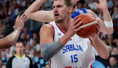 NBA zvaigzne Nikola Jokičs traumas dēļ nevarēs spēlēt vismaz vienu mēnesi - Jauns.lv