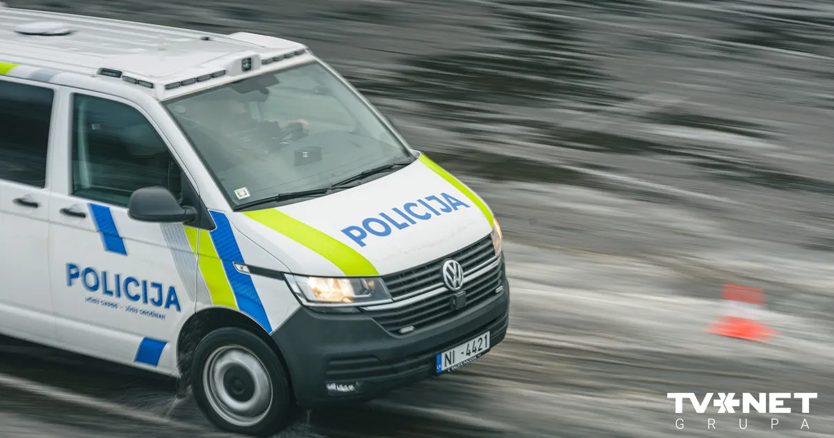 Pēc avārijas pilnībā atjaunota satiksme uz Liepājas šosejas netālu no Tīreļiem - Apollo.lv