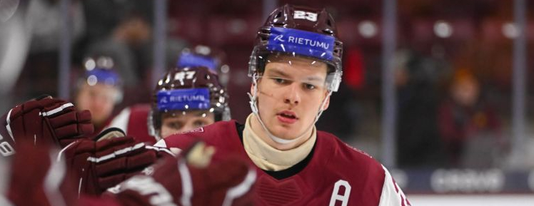 Latvijas U-20 hokejisti uzveic dāņus un trešo gadu pēc kārtas spēlēs PČ ceturtdaļfinālā / Diena