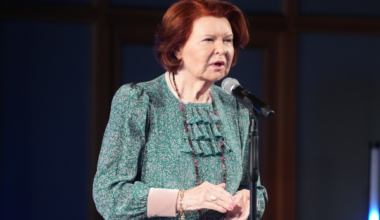 Vairu Vīķi-Freibergu nosoda par to, ka ievietojusi vīru veco ļaužu pansionātā