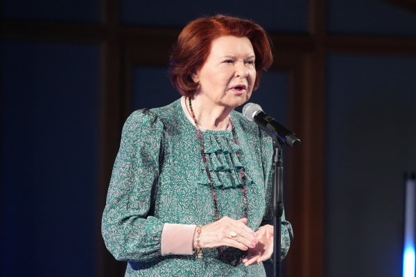 Vairu Vīķi-Freibergu nosoda par to, ka ievietojusi vīru veco ļaužu pansionātā