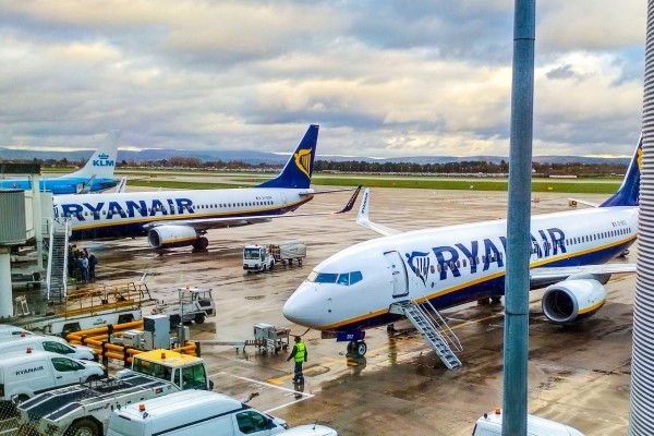 «Ryanair» lidmašīna Edinburgas lidostā saduras ar degvielas auto