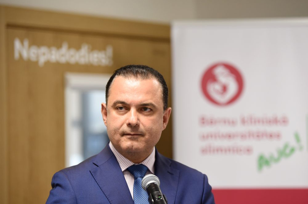 Veselības ministrs norāda uz iespējamu cilvēka kļūdu bērna nāvē BKUS