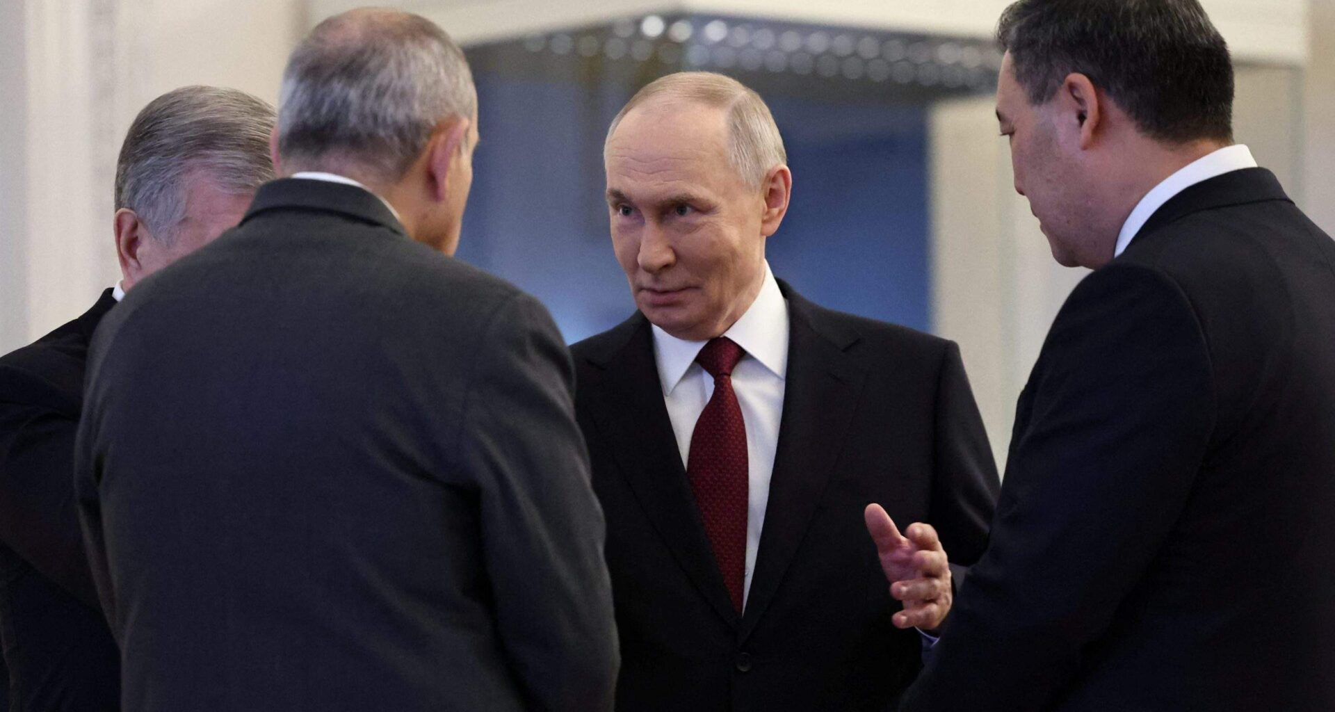 VIP galdiņš paliek tukšs: Putina partneris demonstratīvi atsakās no viņa piedāvājuma, Kremlis spiests taisnoties