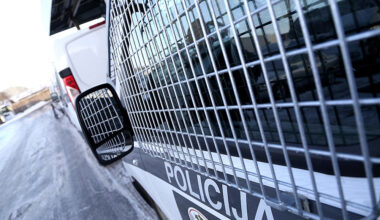 Ogrē kāda sieviete nodur vīrieti