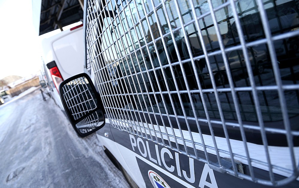 Ogrē kāda sieviete nodur vīrieti