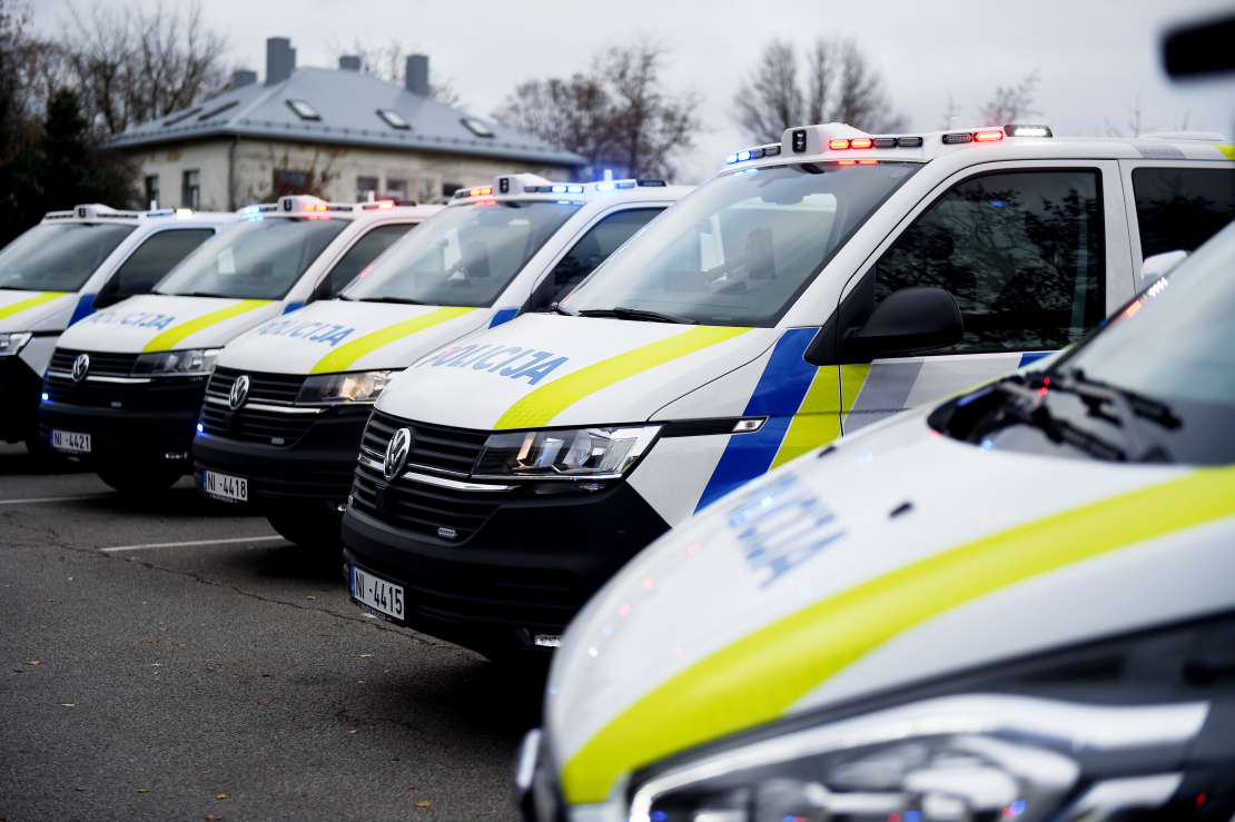 Rīgā jauniete piekauj mazgadīgu meiteni