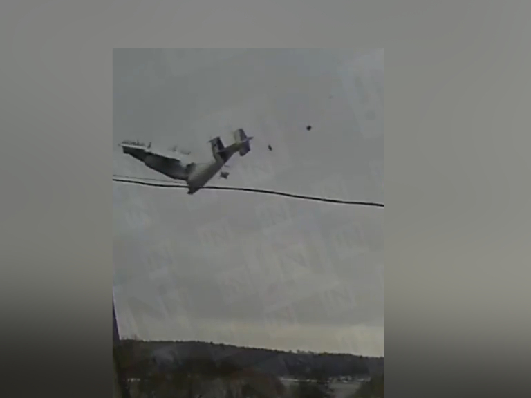Kā nogāzās krievu militārais gaisa kuģis "An-22"