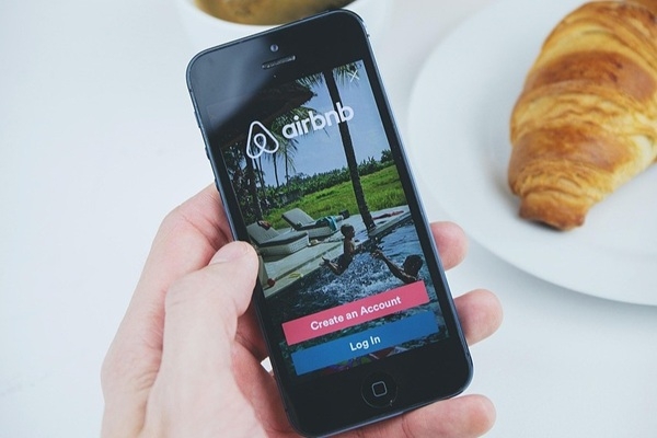 Spānija uzliek «Airbnb» 75 miljonu ASV dolāru sodu par nelicencētiem īres sludinājumiem | Spānija