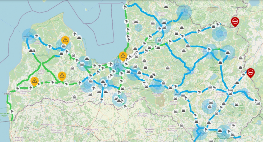 Sniegs un apledojums apgrūtina satiksmi uz daudziem valsts autoceļiem