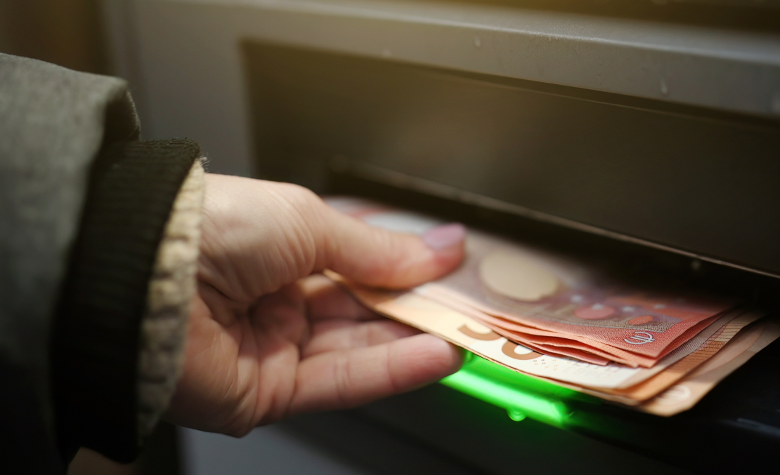 Apturēta noziedzīga tīkla darbība; iesaistīti vairāk nekā 200 "naudas mūļi" no Latvijas