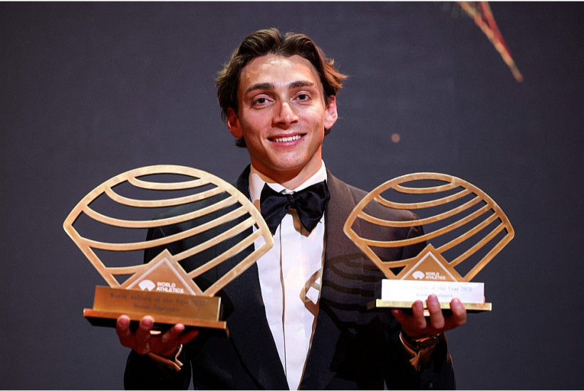 Zviedru kārtslēcējs Armands Duplantis ar 2025. gada pasaules labākā vieglatlēta balvām. Gada laikā viņš četras reizes laboja pasaules rekordu un uzvarēja visās sacensībās, kurās startēja.