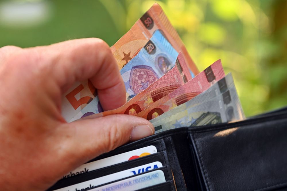 Cik daudz skaidras naudas vajadzētu glabāt mājās? Eksperti sniedz precīzu atbildi