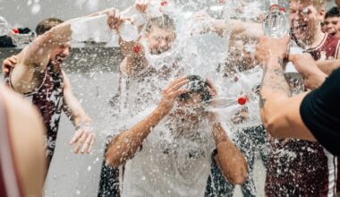 Video: Latvijas basketbolisti pēc Alonso pirmās uzvaras sarīko trenerim dušu - Delfi