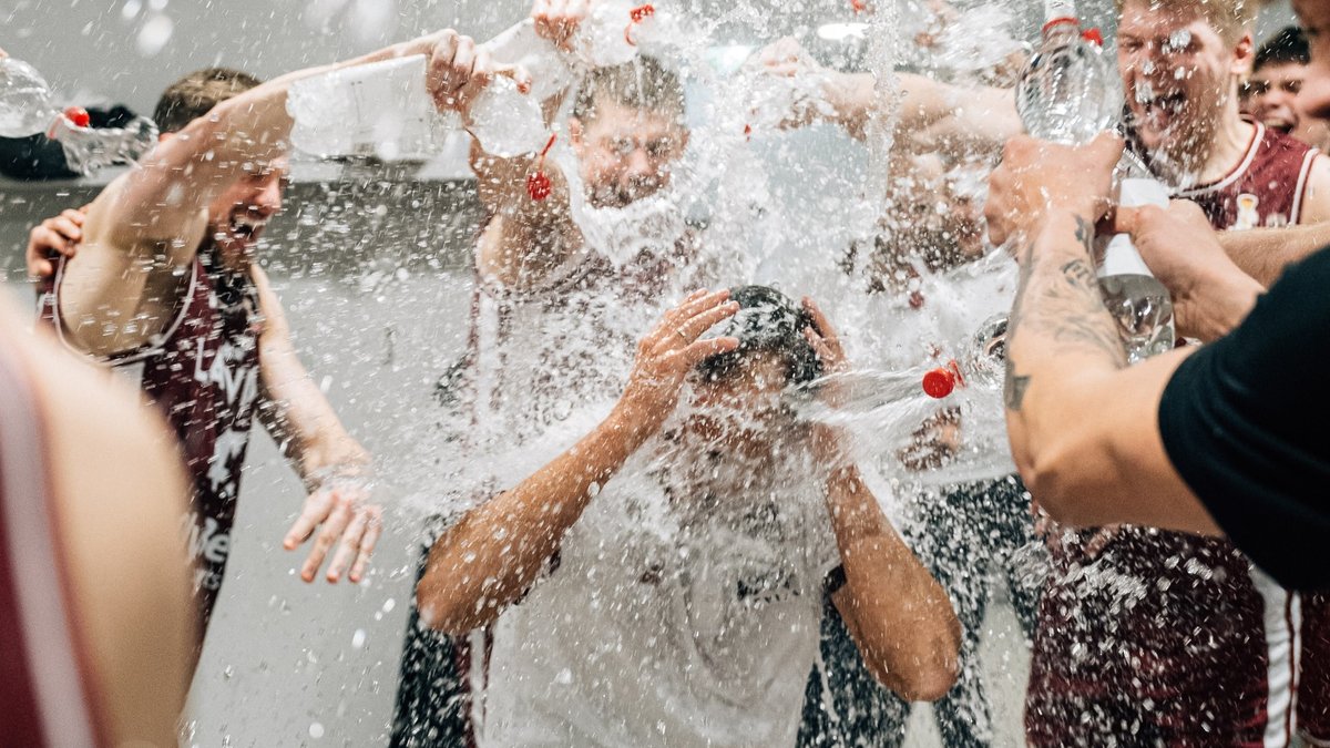 Video: Latvijas basketbolisti pēc Alonso pirmās uzvaras sarīko trenerim dušu - Delfi