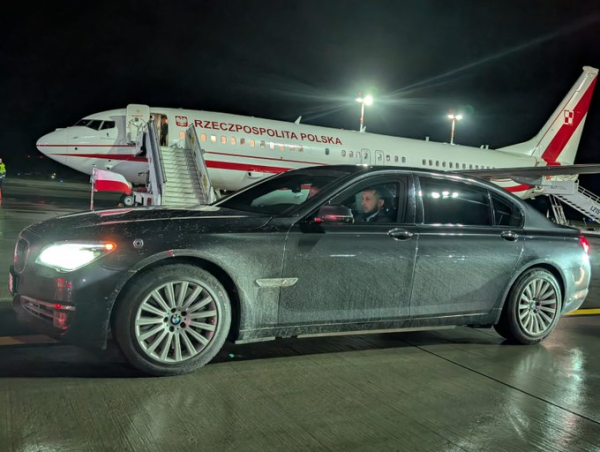 Diplomātisks skandāls: Latvijā Polijas prezidentu lidostā sagaidīja netīrā automašīnā